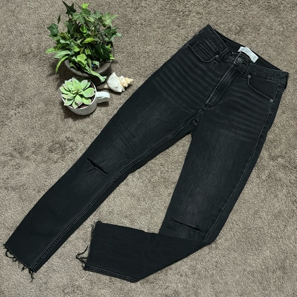 A&F Ankle Jean High Rise Sz 26/2R-Black-Holes @ Knees-Raw Edge Hem-70% Cotton - Picture 2 of 13